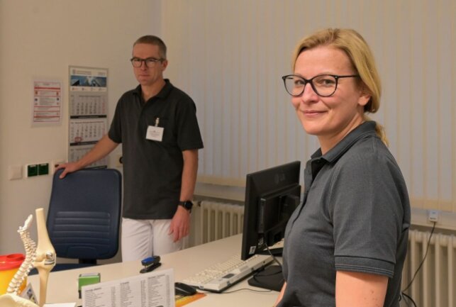 Dr. med. Nancy Wüstling (vorn) und Dr. med. Axel Schneider decken die Impftermine in der Poliklinik in Schneeberg ab. Foto: Ralf Wendland