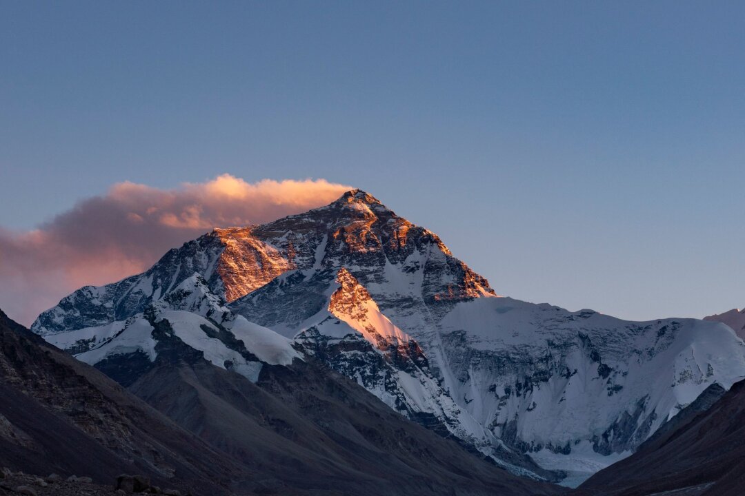 Zwei Bergsteiger auf dem Mount Everest vermisst - Der Sonnenuntergang färbt den Gipfel des Mount Everest.