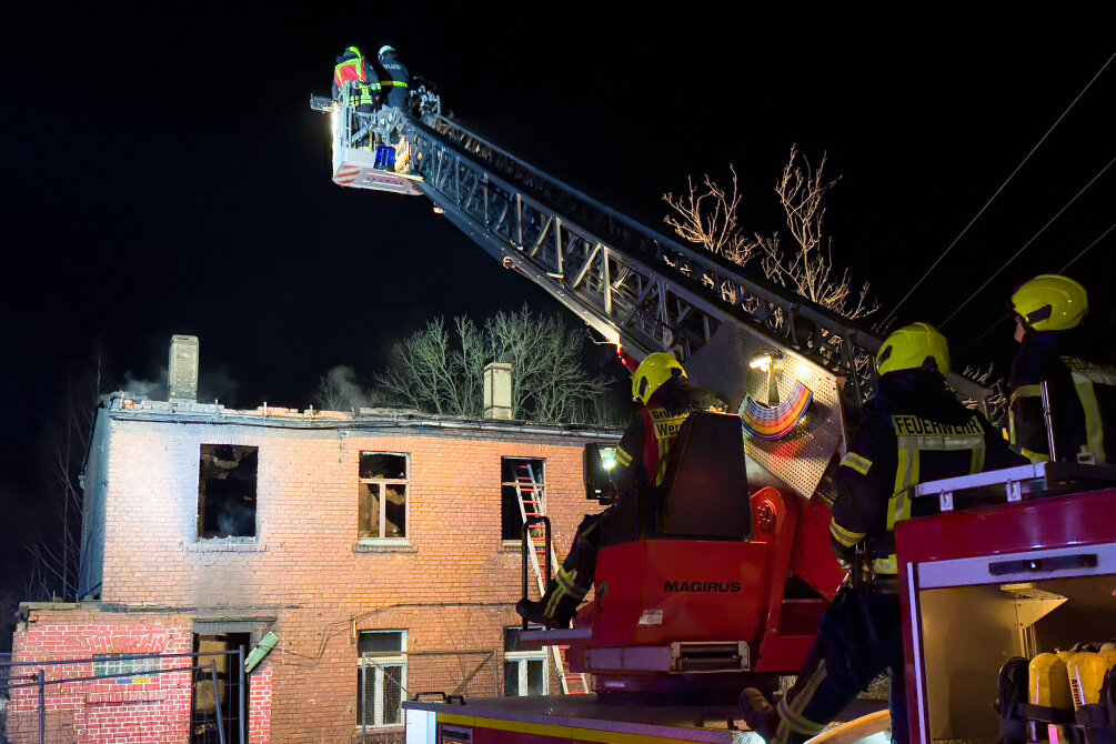 Zwei Brände im Radius von 800m - 76 Feuerwehrleute im Einsatz - In Werdau brennt es doppelt.