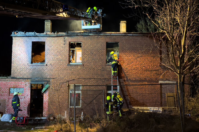 Zwei Brände im Radius von 800m - 76 Feuerwehrleute im Einsatz - In Werdau brennt es doppelt.
