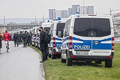 Zwei Demonstrationen in Dresden: Journalisten angegriffen - Am Sonntag fanden zwei Demonstrationen am Elbufer in Dresden statt, Foto: Blaulicht&Stormchasing