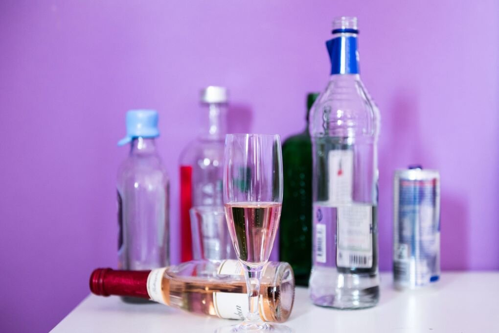 Zwei Drittel für Warnhinweise auf Alkoholflaschen - Besser mit Warnhinweis? Flaschen mit Alkohol stehen auf einem Tisch.