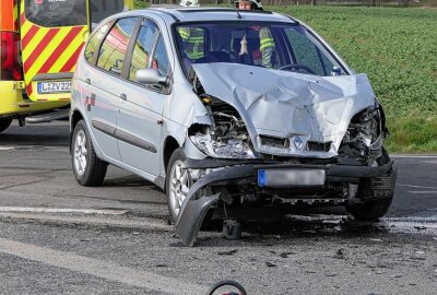 Zwei Fahrzeuge kollidieren bei schwerem Verkehrsunfall - Montagnachmittag kam es zwischen Nerchau und Denkwitz zu einem schweren Unfall. Foto: Sören Müller