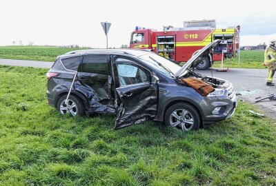 Zwei Fahrzeuge kollidieren bei schwerem Verkehrsunfall - Aus bislang noch unbekannten Gründen waren die Fahrerin eines Renault und der Fahrer eines Ford miteinander kollidiert. Foto: Sören Müller