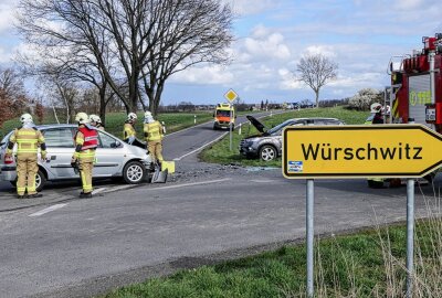 Zwei Fahrzeuge kollidieren bei schwerem Verkehrsunfall - Der Verkehrsunfalldienst der Polizeidirektion Leipzig hat die Ermittlungen zur genauen Unfallursache und dem Unfallhergang übernommen. Foto: Sören Müller