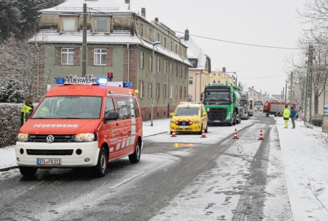 Zwei Fahrzeugen kolldieren: Zwei Personen schwer  verletzt - Oelsnitz Erzgebirge - Unfall mit 2 Verletzten. Foto: Niko Mutschmann