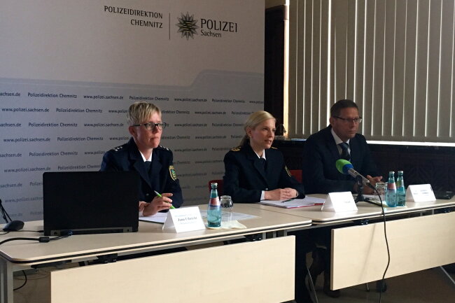 Polizeipressesprecherin Jana Ulbricht, Polizeipräsidentin Sonja Penzel und Kriminaldirektor Michael Ruschitschka stellten die Ergebnisse des Schlags gegen die Betäubungsmittelszene vor.