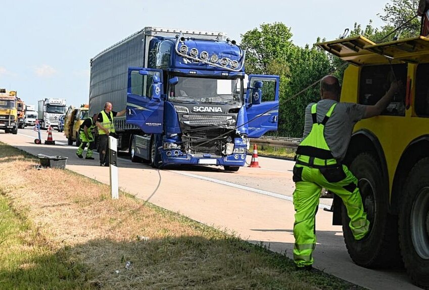 Zwei LKW kollidieren auf der A14 bei Döbeln - Am Montagnachmittag kam es gegen 14 Uhr auf der A14 zwischen Döbeln Ost und Döbeln Nord zu einem schweren Verkehrsunfall. Foto: LausitzNews