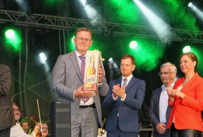 Zwei Ministerpräsidenten machen sich für Göltzschtalbrücke als Weltkulturerbe stark - Sternquell-Bier - auf jeder Flasche prangt die Göltzschtalbrücke - als Geschenk für die Gäste. Foto: Simone Zeh