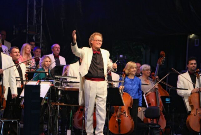 Die Vogtland Philharmonie Greiz/Reichenbach verschönert den sommerlichen Abend. Foto: Simone Zeh