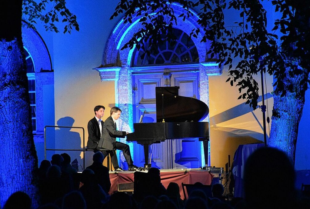 Zwei Musiker mit einem besonderen Gefühl für Tasten - Musiker am Klavier. Foto: Maik Bohn