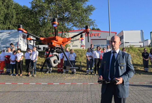 Bei den Rettungskräfte kommen auch Drohnen zum Einsatz - im Bild Martin Dittrich, Zugführer beim THW Ortsverband Aue-Schwarzenberg. Foto: Ralf Wendland