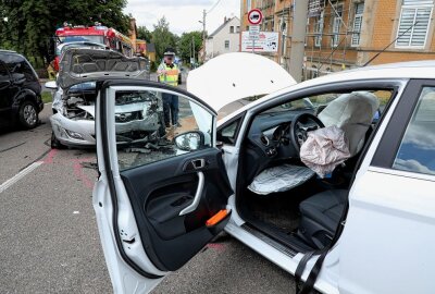 Zwei Personen bei Frontalcrash in Wilsdruff verletzt - In Wilsdruff kam es heute zu einem Unfall, an dem drei Fahrzeuge beteiligt waren. Foto: Roland Halkasch