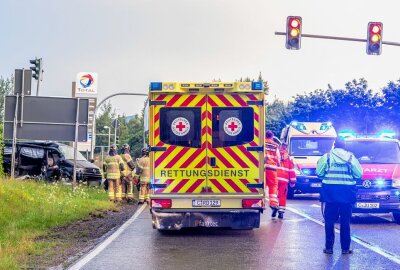 Zwei Personen bei Kollision in Stollberg verletzt - Auf der B180 bei Stollberg kam es heute Morgen zur Kollision zwischen einem PKW und einem LKW. Foto: André März