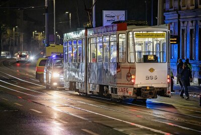 Zwei Personen in Plauen beim Einsteigen in die Tram von PKW erfasst - Zwei schwerverletzte Personen bei einem Verkehrsunfall in Plauen. Foto: Igor Pastierovic
