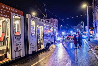 Zwei Personen in Plauen beim Einsteigen in die Tram von PKW erfasst - Zwei schwerverletzte Personen bei einem Verkehrsunfall in Plauen. Foto: Igor Pastierovic