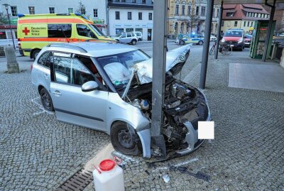 Zwei Personen verletzt: PKW kollidiert frontal mit Mast - Das Fahrzeug kollidierte frontal mit einem Mast. Foto: Roland Halkasch