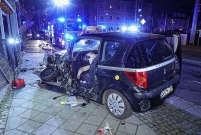 Zwei PKW in Dresden kollidieren frontal: Sechs Schwerverletzte - Am Freitagabend kam es gegen 20.25 Uhr auf der Wehlener Straße in Dresden zu einem schweren Verkehrsunfall. Foto: Roland Halkasch
