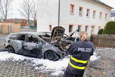 Zwei PKW in Flöha komplett ausgebrannt! - Die Brandursachenermittler der Polizei sind vor Ort. Foto: Harry Härtel/haertelpress