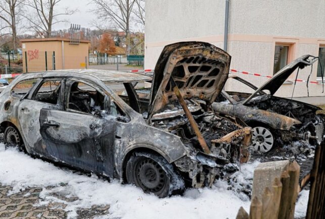 Die beiden PKW brannten vollständig aus. Foto: Harry Härtel/haertelpress