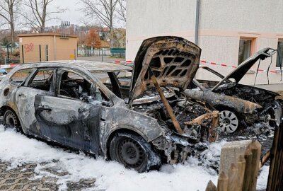 Zwei PKW in Flöha komplett ausgebrannt! - Die beiden PKW brannten vollständig aus. Foto: Harry Härtel/haertelpress