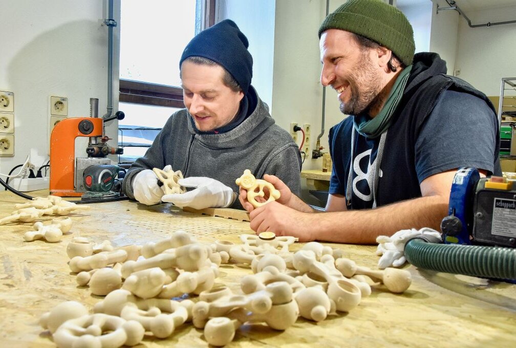 Zwei Rabensteiner gründen das Startup "Baumkinder" - Tino Hartrampf und David Müller produzieren nachhaltiges Holzspielzeug. Foto: Steffi Hofmann 