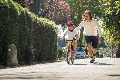 Zwei Räder als Osterei: Tipps für das erste Kinderfahrrad - Learning by doing: Sind die Grundlagen etwa mit Laufrad und Co gelegt worden, geht das richtige Fahrradfahren lernen oft rasch.