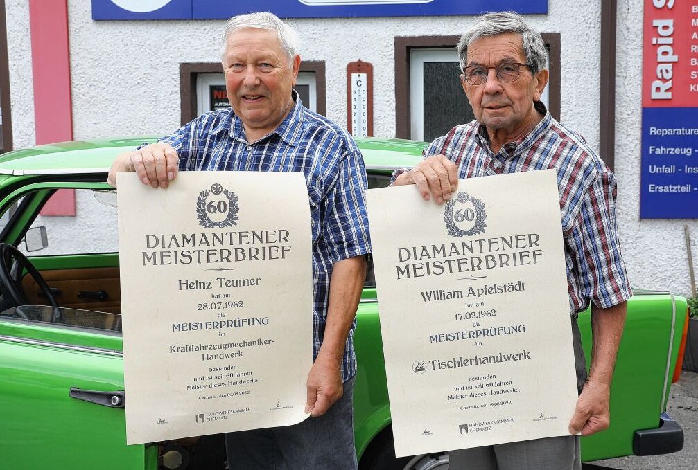 Die Raschauer Urgesteine Heinz Teumer und William Apfelstädt (v.l.) erhielten kürzlich den Diamantenen Meisterbrief. Foto: Thomas Fritzsch/PhotoERZ