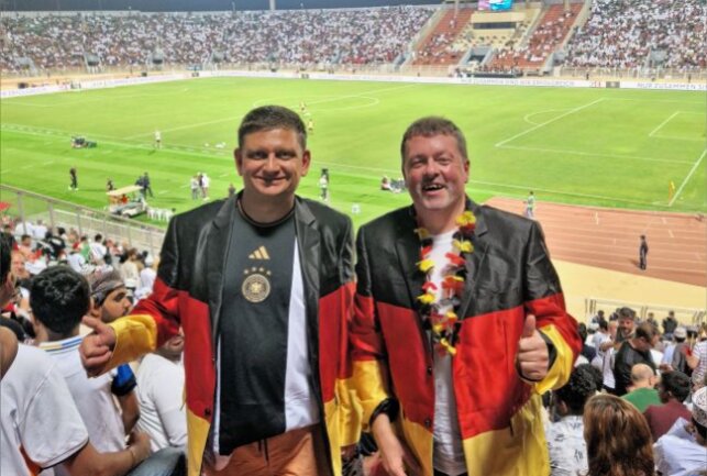 Zwei Sachsen waren bei deutscher WM-Generalprobe dabei - Tilo Kleßig aus Schellenberg (r.) und Hendrik Winkler aus Schlößchen bei Zschopau waren zum Fußball-WM Test im Oman.Foto: Sammlung Kleßig