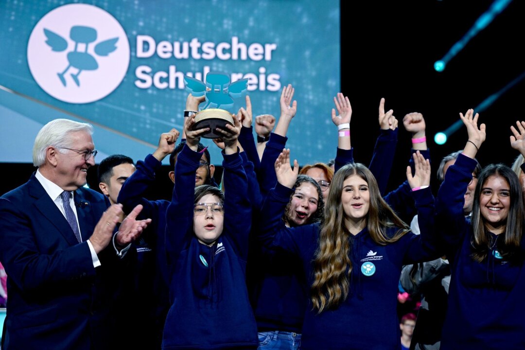 Zwei sächsische Grundschulen hoffen auf Deutschen Schulpreis - Bundespräsident Frank-Walter Steinmeier übergibt den Hauptpreis bei der Verleihung das Schulpreises 2023 an Schüler der Mittelschule Erlangen Eichendorffschule aus Bayern.