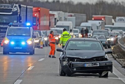 Zwei schwere Unfälle auf A4 bei Glauchau: Verursacher flüchtet - Fünf Fahrzeuge in drastischen Crash auf A4 bei Glauchau verwickelt. Foto: Andreas Kretschel