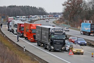 Zwei schwere Unfälle auf A4 bei Glauchau: Verursacher flüchtet - Fünf Fahrzeuge in drastischen Crash auf A4 bei Glauchau verwickelt. Foto: Andreas Kretschel