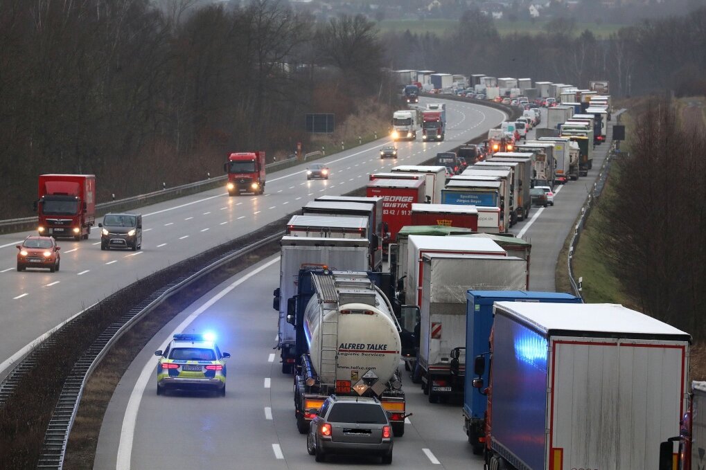 Fünf Fahrzeuge in drastischen Crash auf A4 bei Glauchau verwickelt. Foto: Andreas Kretschel