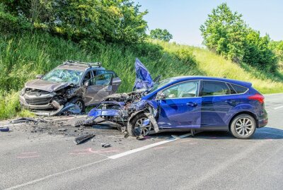 Zwei Schwerverletzte bei Frontalcrash auf Autobahnzubringer in Zwönitz - Unfall in Zwönitz. Foto: Andre März