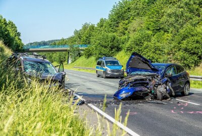 Zwei Schwerverletzte bei Frontalcrash auf Autobahnzubringer in Zwönitz - Unfall in Zwönitz. Foto: Andre März