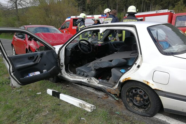 Zwei Schwerverletzte nach Frontal-Crash in Olbernhau - Bei dem Unfall in Olbernhau wurden ein 22-Jähriger und eine 54-Jährige schwer verletzt. 