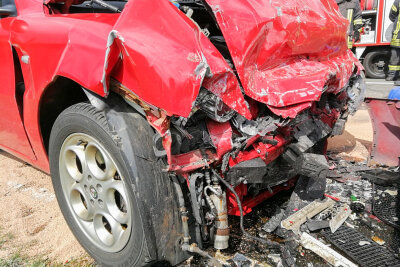Zwei Schwerverletzte nach Frontal-Crash in Olbernhau - Bei dem Unfall in Olbernhau wurden ein 22-Jähriger und eine 54-Jährige schwer verletzt. 