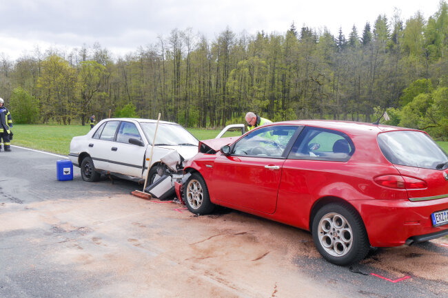 Bei dem Unfall in Olbernhau wurden ein 22-Jähriger und eine 54-Jährige schwer verletzt. 