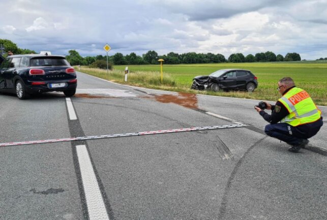 Auf der Dorfstraße zwischen Treuen und Reimersgrün kam es heute zu einem Unfall, bei dem zwei Frauen schwer verletzt wurden. Foto: Mike Müller