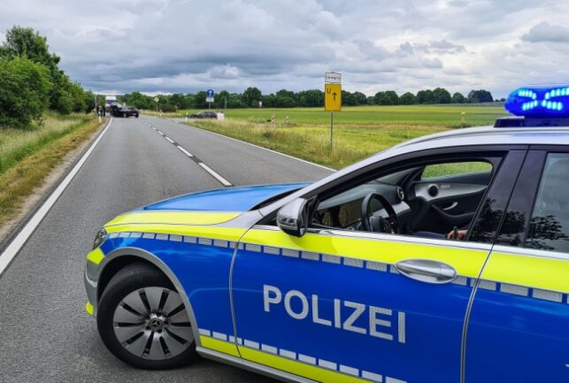 Auf der Dorfstraße zwischen Treuen und Reimersgrün kam es heute zu einem Unfall, bei dem zwei Frauen schwer verletzt wurden. Foto: Mike Müller