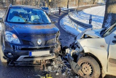 Zwei Schwerverletzte nach Kollision in Glauchau - Am Dienstag kam es zu einer Kollision zweier PKW, bei dem beide Fahrer schwer verletzt wurden. Foto: Polizeidirektion Zwickau