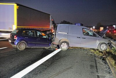 Zwei Schwerverletzte nach Unfall auf der A72 zwischen Chemnitz-Süd und Rottluff - Bild vom Unfallchaos. Foto: ChemPic