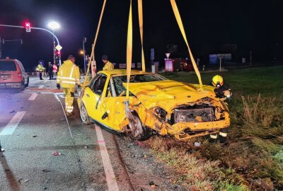Zwei Schwerverletzte nach Verkehrsunfall in Treuen - In Treuen kam es am Mittwochabend zu einem schweren Verkehrsunfall. Foto: Mike Müller