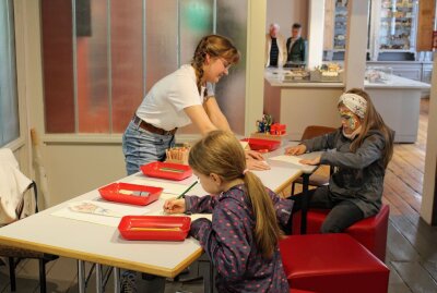 Zwei Tage buntes Programm in Limbach- Oberfrohna - Im Esche-Museum können Kinder bis morgen Abend Muttertagsgeschenke basteln. Foto: A.Büchner