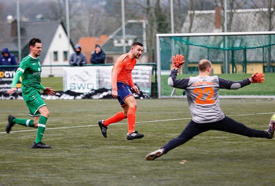 Zwei Teams haben am Sonntag Heimrecht - Nick Reinhold (orange) traf für den OSV gegen Oelsnitz doppelt. Foto: Markus Pfeifer