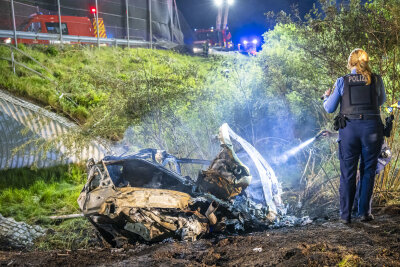 Zwei tödliche Unfälle bei Dresden: Fahrer verbrennt im PKW - Tragischer Unfall auf der S170. Der Fahrer konnte sich aus brennenden PKW nicht befreien. Foto: Marko Förster