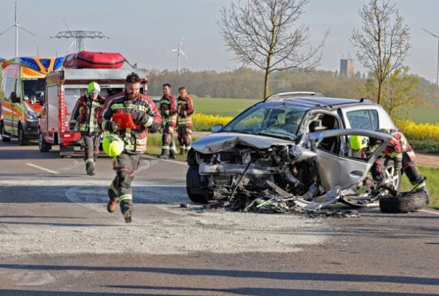 Zwei tödliche Unfälle innerhalb einer Stunde auf der S286 - Der erste Unfall ereignete sich auf der S286. Foto: Andreas Kretschel