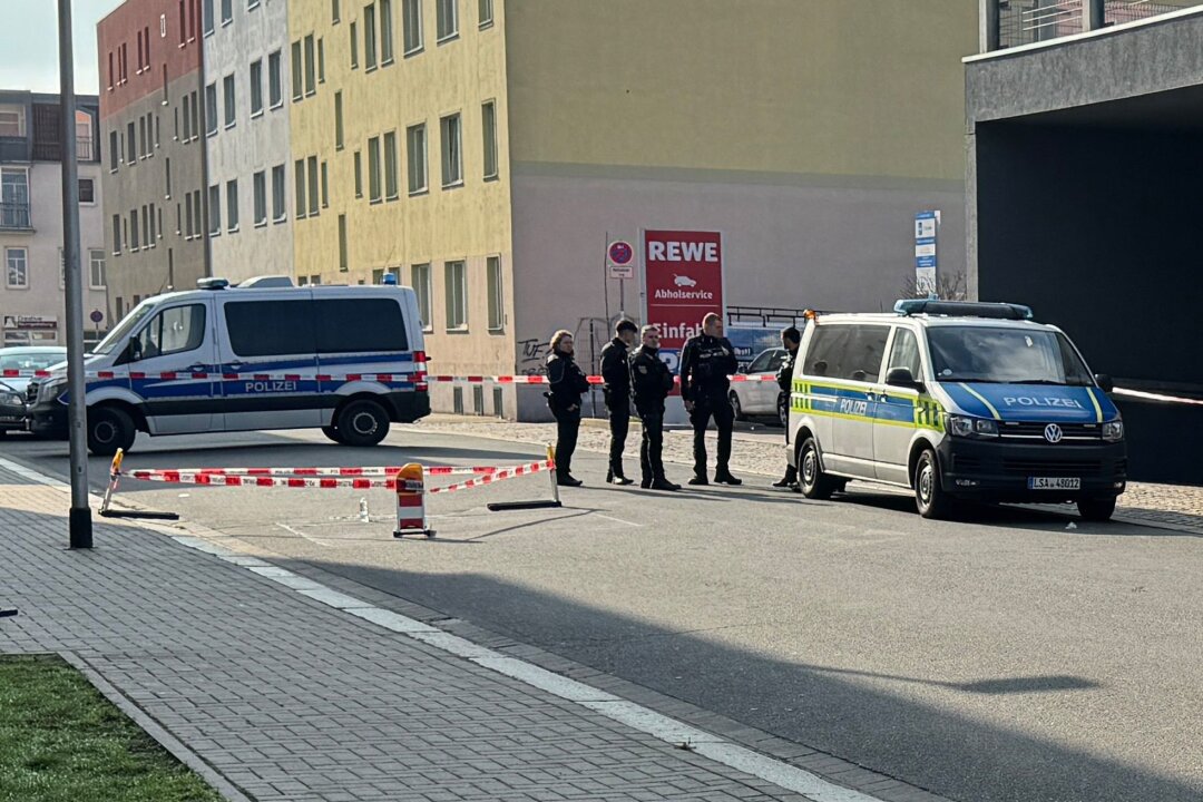 Zwei Tote bei Streit: Darunter ein kleiner Junge - Ein 18-Jähriger soll bei einer Auseinandersetzung in Magdeburg zwei Menschen tödlich verletzt haben.