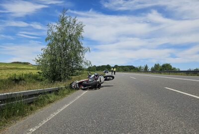 Zwei Unfälle nahezu zeitgleich auf Autobahnzubringer: Biker schwer verletzt - Schwerer Motorrad-Unfall auf der S282. Foto: Mike Müller