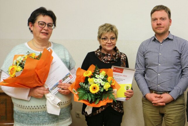 Zwei Vereine in Mühltroff mit Bürgerpreis geehrt - Heike Graap (links) und Petra Schmidt freuen sich über die Ehrung. Bürgermeister Michael Pohl gratuliert.Foto: Simone Zeh